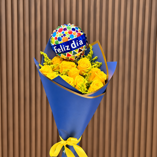 Ramo de rosas amarillas con globo “Feliz día” y envoltura azul. Velve Floristería, Paseo de las Flores, Heredia.