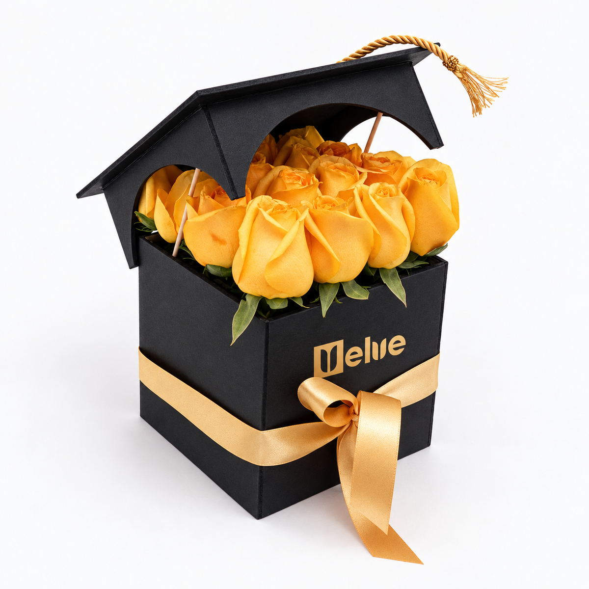 Rosas amarillas en caja negra con birrete de graduación y lazo dorado, vista lateral izquierda. Velve Floristería, Paseo de las Flores, Heredia.