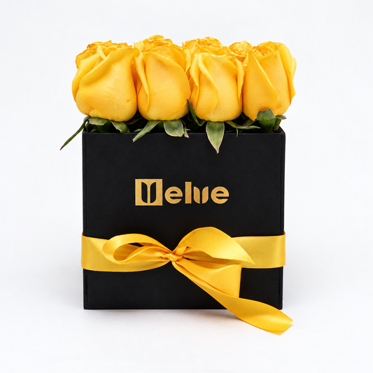 Rosas amarillas en caja negra con lazo amarillo, vista frontal. Velve Floristería, Paseo de las Flores, Heredia.