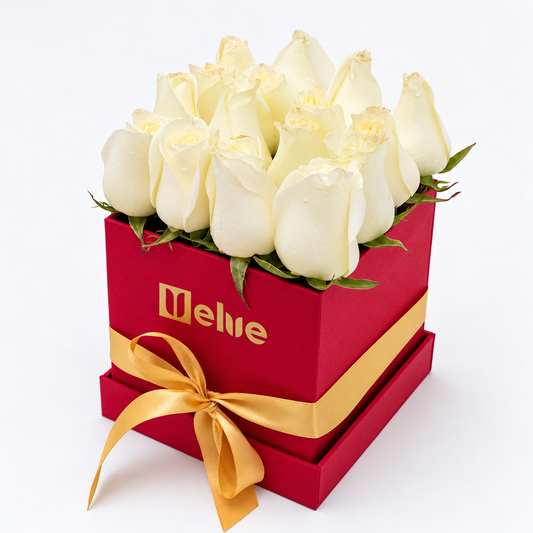 Rosas blancas en caja roja con lazo dorado, vista lateral. Velve Floristería, Paseo de las Flores, Heredia.