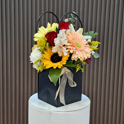 Vista posterior de cartera floral con gerbera, lirio, hortensia y eucalipto de Velve Floristería en Heredia.