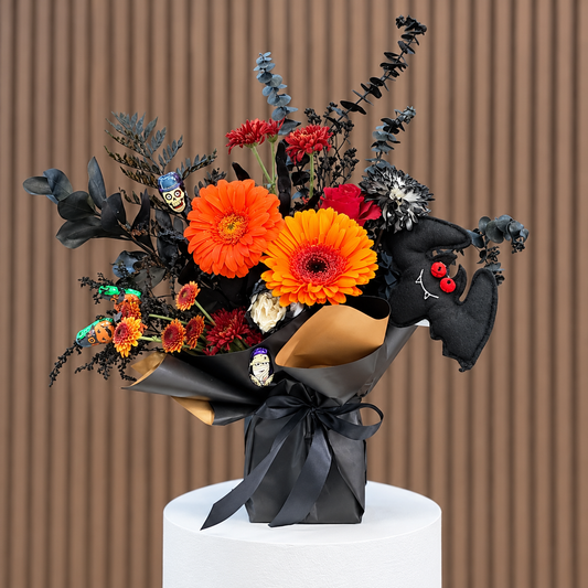 Ramo de Halloween en pedestal blanco velve floristeria paseo de las flores heredia