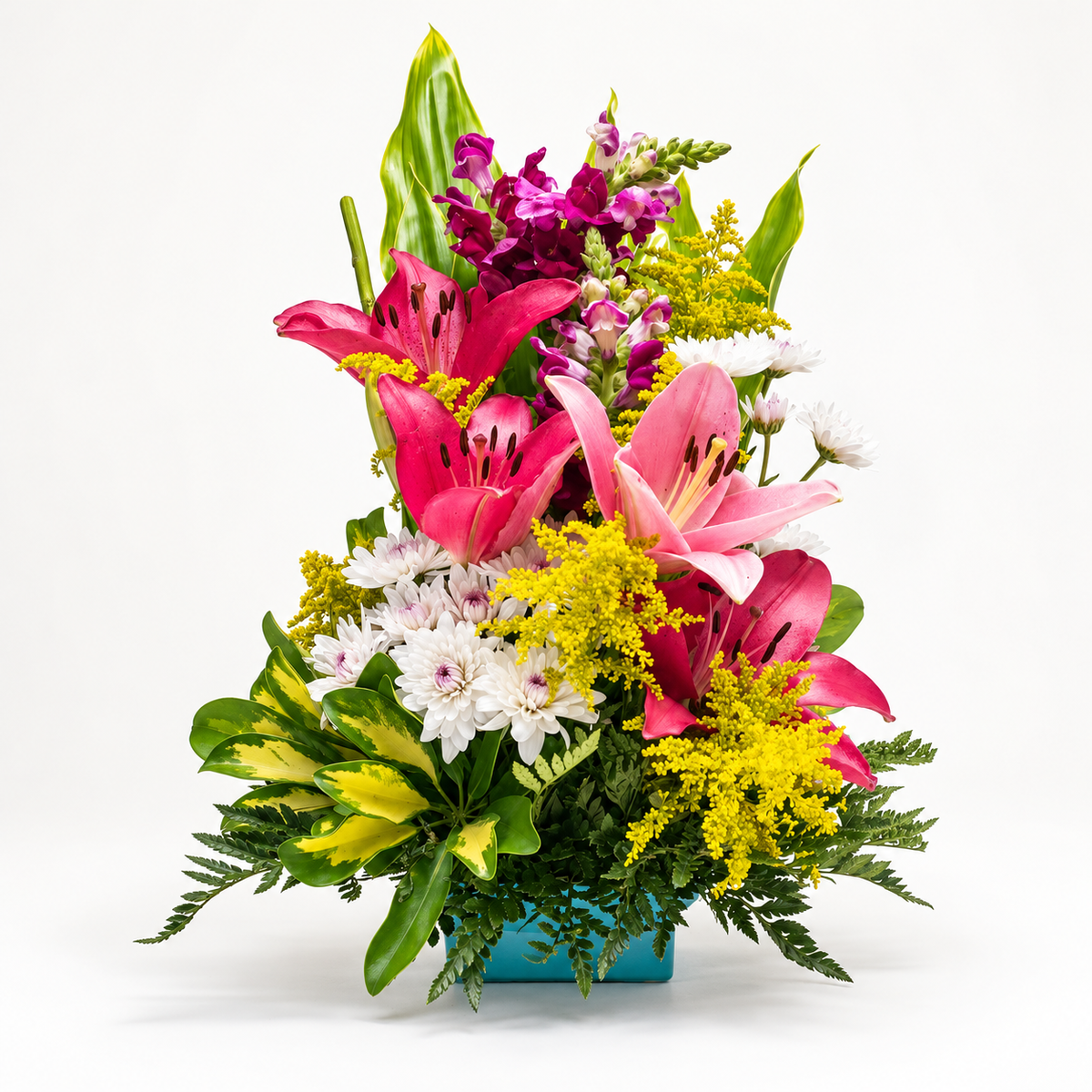 arreglo frontal de lirios rosados crisantemos blancos y solidago en base turquesa velve floristeria heredia paseo de las flores