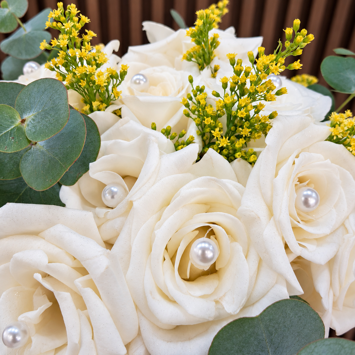 detalle de bouquet de rosas blancas con-perlas eucalipto y solidago amarillo velve floristeria paseo de las flores heredia