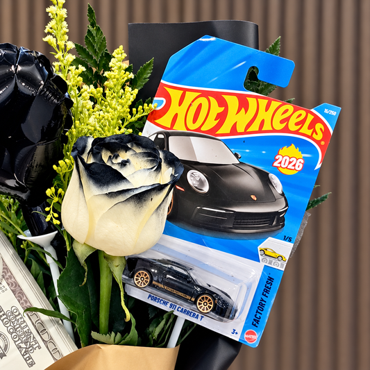 detalle de carrito hot wheels porsche y rosa crema con petalos tenidos de negro velve floristeria paseo de las flores heredia