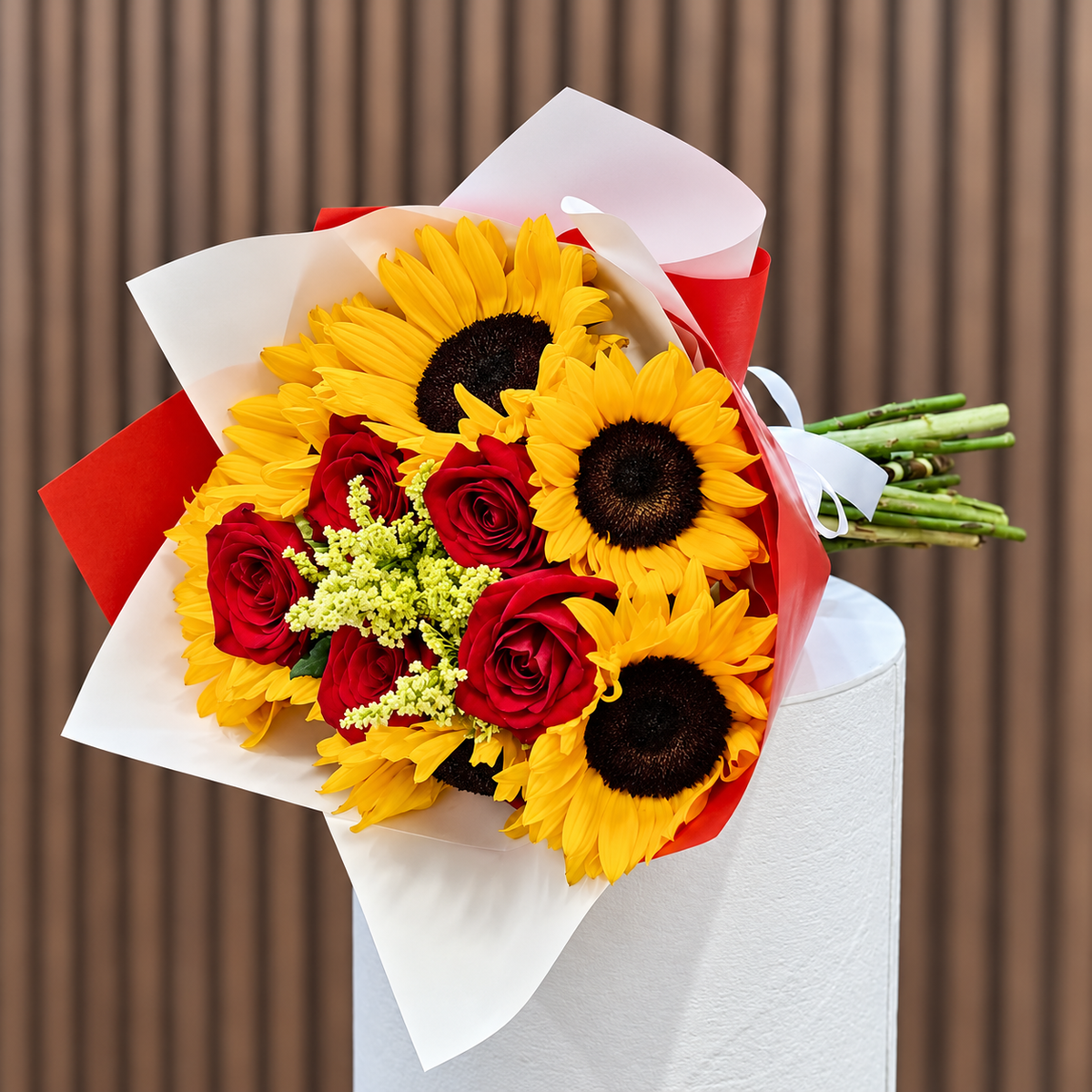 Ramo de girasoles y rosas rojas, vista diagonal. Velve Floristería, Paseo de las Flores, Heredia.