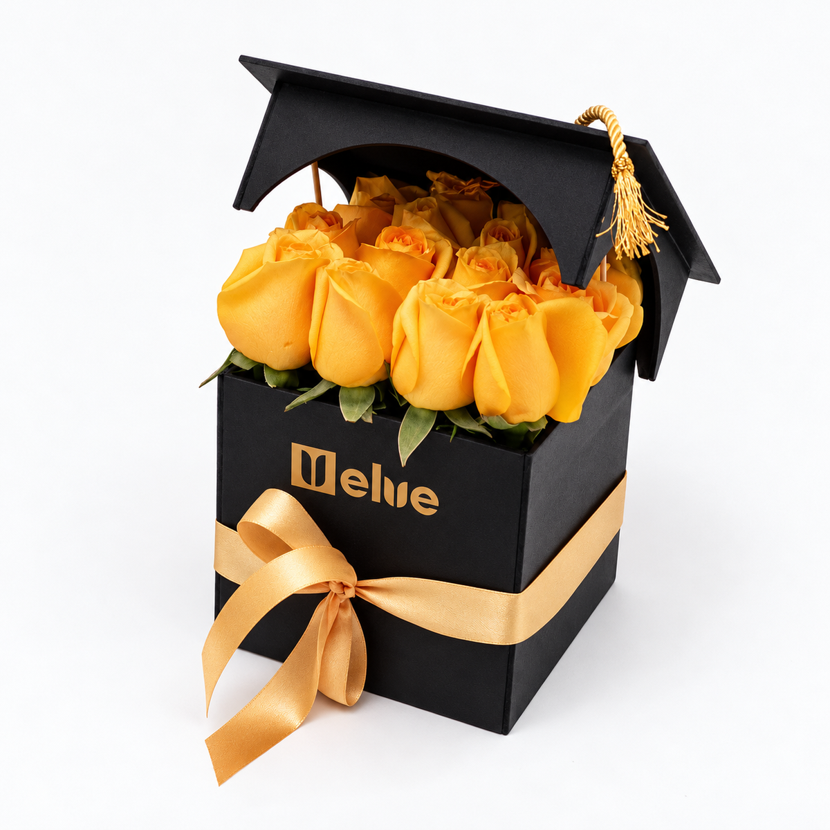 Rosas amarillas en caja negra con birrete de graduación y lazo dorado, vista lateral derecha. Velve Floristería, Paseo de las Flores, Heredia.