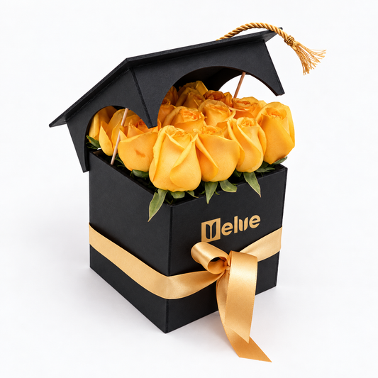 Rosas amarillas en caja negra con birrete de graduación y lazo dorado, vista lateral izquierda. Velve Floristería, Paseo de las Flores, Heredia.