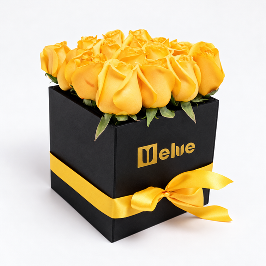 Rosas amarillas en caja negra con lazo amarillo, vista lateral. Velve Floristería, Paseo de las Flores, Heredia.