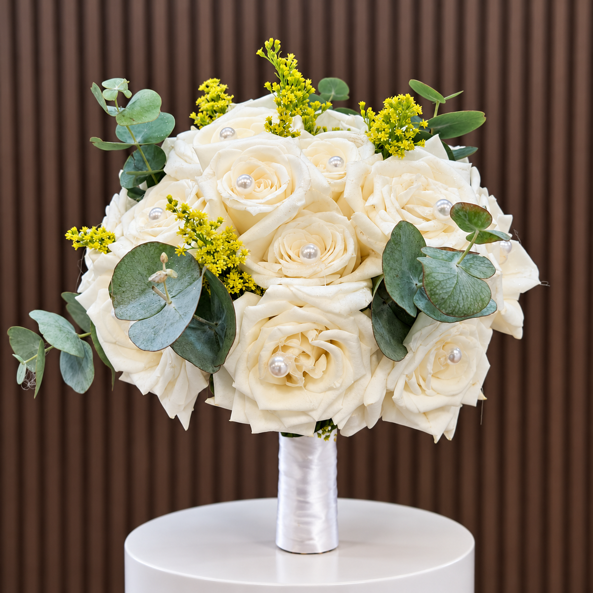 vista frontal de bouquet de rosas blancas con perlas eucalipto solidago y mango de saten blanco velve floristeria paseo de las flores heredia